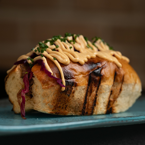 Brioche de carrillera guisada, mayonesa chipotle y col encurtida